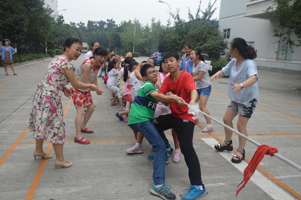 2015年九球体育(China)官方网站暑假班趣味运动会之拔河比赛